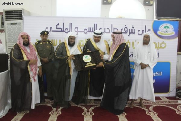 الشيخ عبدالعزيز الصوينع يتبرع للحافظين والحافظات المكرًمين