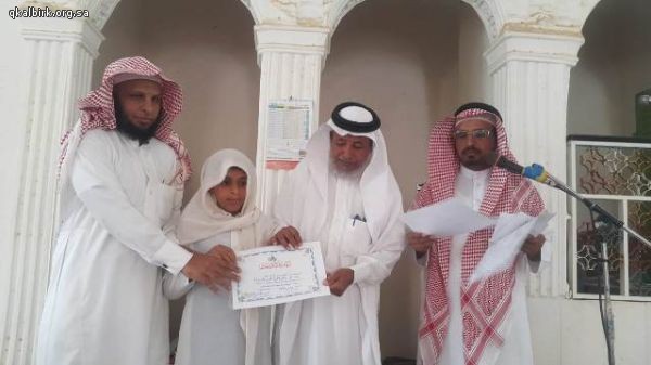تكريم الطلاب المتميزين في حلقة حمزة بن عبد المطلب